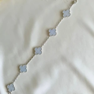 Van Cleef alhambra armband - Super högt kvalitet , snabb leverans, Helt ny färgen ändras inte vid användning. Om ni vill ha fler bilder är det bara att skriva i DM. 