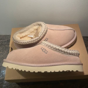 UGG tofflor ljus råsa - Uggs tofflor beige nypris runt 2299 kr storlek 38.  Små i storleken passar en normal 37 storlek skulle jag säga ! Aldrig använda bara provats äkta fårskinn kommer lägga ut för 1499 men ge gärna förslag så jobbar vi där ifrån rimliga svar! Skriv vid inträsse helt perfekta som julklapp är en dam modell på uggs en. Ett riktigt klipp med vänliga hälsningar box ingår inte då den är slängd. 