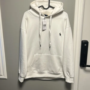 Vit Ralph Lauren hoodie - Säljer nu denna feta Ralph lauren hoodien i färgen vit, tröjan passar dig som har S/M men skulle säga som bäst S, hör av dig vid funderingar 