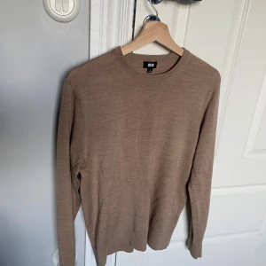 Beige merinoull tröja  - Beige stickad tröja i 100% merinoull från Uniqlo | Storlek S | Använd ett fåtal gånger inga tecken på användning