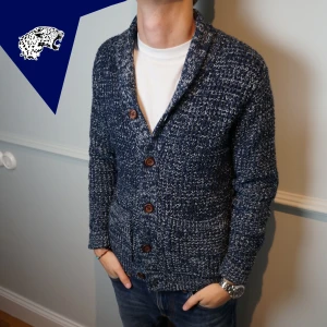 STICKAD CARDIGAN - Stickad cardigan | Skick: 8.5/10 | Strl: S | Modellen är 182 cm | Hör av dig vid intresse eller om du undrar någonting! 