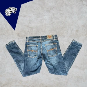 NUDIE JEANS - Feta Nudie Jeans i slimfit modell | Skick: 8.5/10 | Strl: 32/30 (Passar 29/30) | Modellen är 180 cm | Hör av dig vid intresse eller om du undrar någonting! 