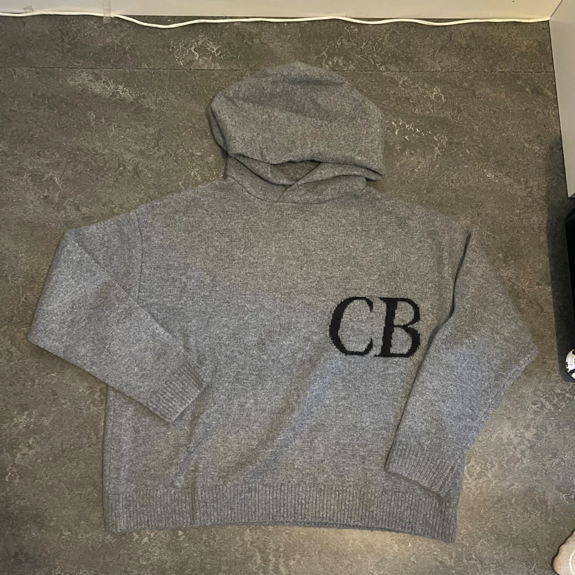 Grå hoodie i ull från Cole Buxton