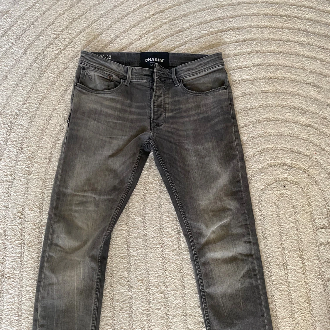 Grå jeans från Chasin’ i slim fit