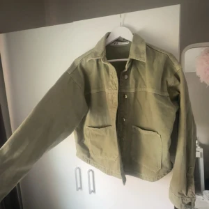 Olivgrön jeansjacka från Zara - Säljer min fina jeansjacka från Zara! Den är knappt andvänd, väldigt bra skick😊 skriv för fler bilder eller funderingar
