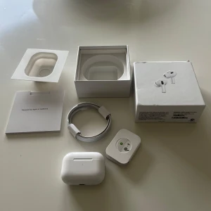 AirPods Pro 2 ANC - Säljer ett par Apple AirPods Pro 2 i mycket fint skick, komplett med originalkartong, laddningskabel, extra öronproppar och manual. Hörlurarna och laddningsetuiet är rena och utan synliga repor eller skador. Perfekt för trådlös musik och samtal med aktiv brusreducering. skicka dm för info mvh Alex