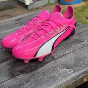 puma ultra ultimate - säljer nu mina pumas då de inte passa. dom är helt nya i katong. aldrig snvända enbaft provtestade innomhus. köpte dom för 1900 på stadium så säljer för 1200