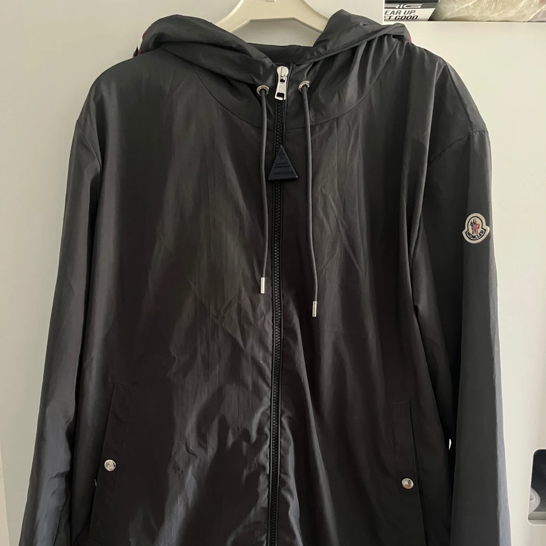 Grå moncler windbreaker