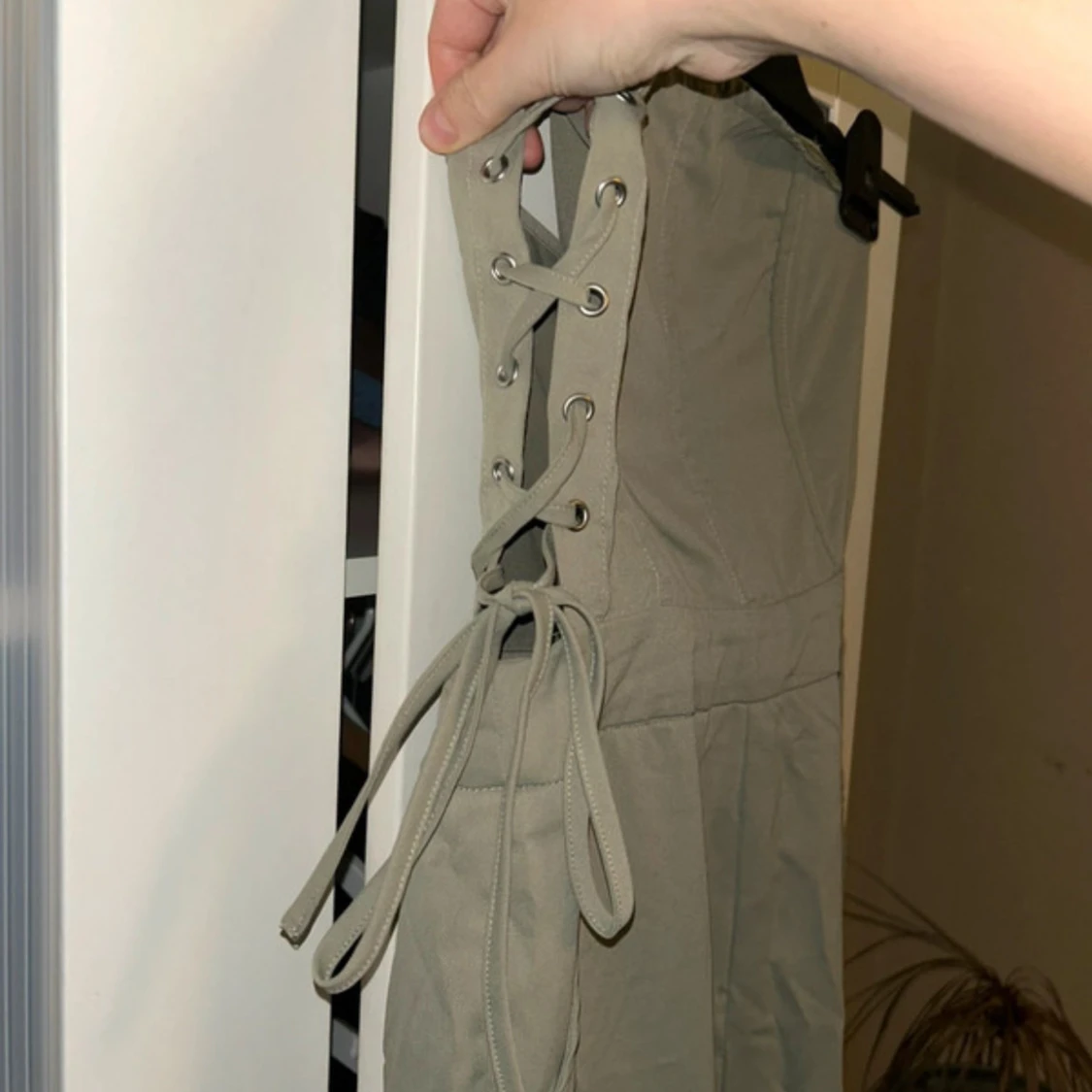 Khaki jumpsuit med snörning i sidan - 3