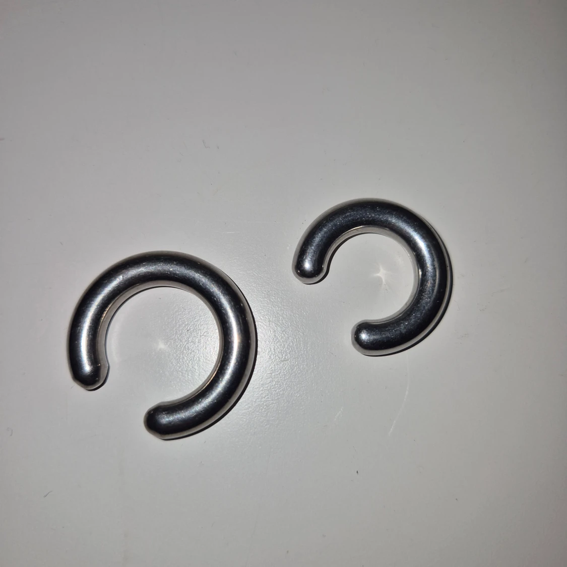 Chunky silverfärgade örhängen töjningar - 1