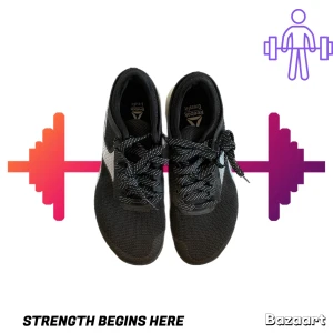 Reebok Nano Crossfit träningsskor svart - Svarta Reebok Nano Crossfit sneakers med vit sula och vita detaljer på sidan. Skorna har snörning med svarta och vita skosnören, mesh-liknande ovandel och platt sula för stabilitet vid träning. Perfekta för gym och styrketräning.