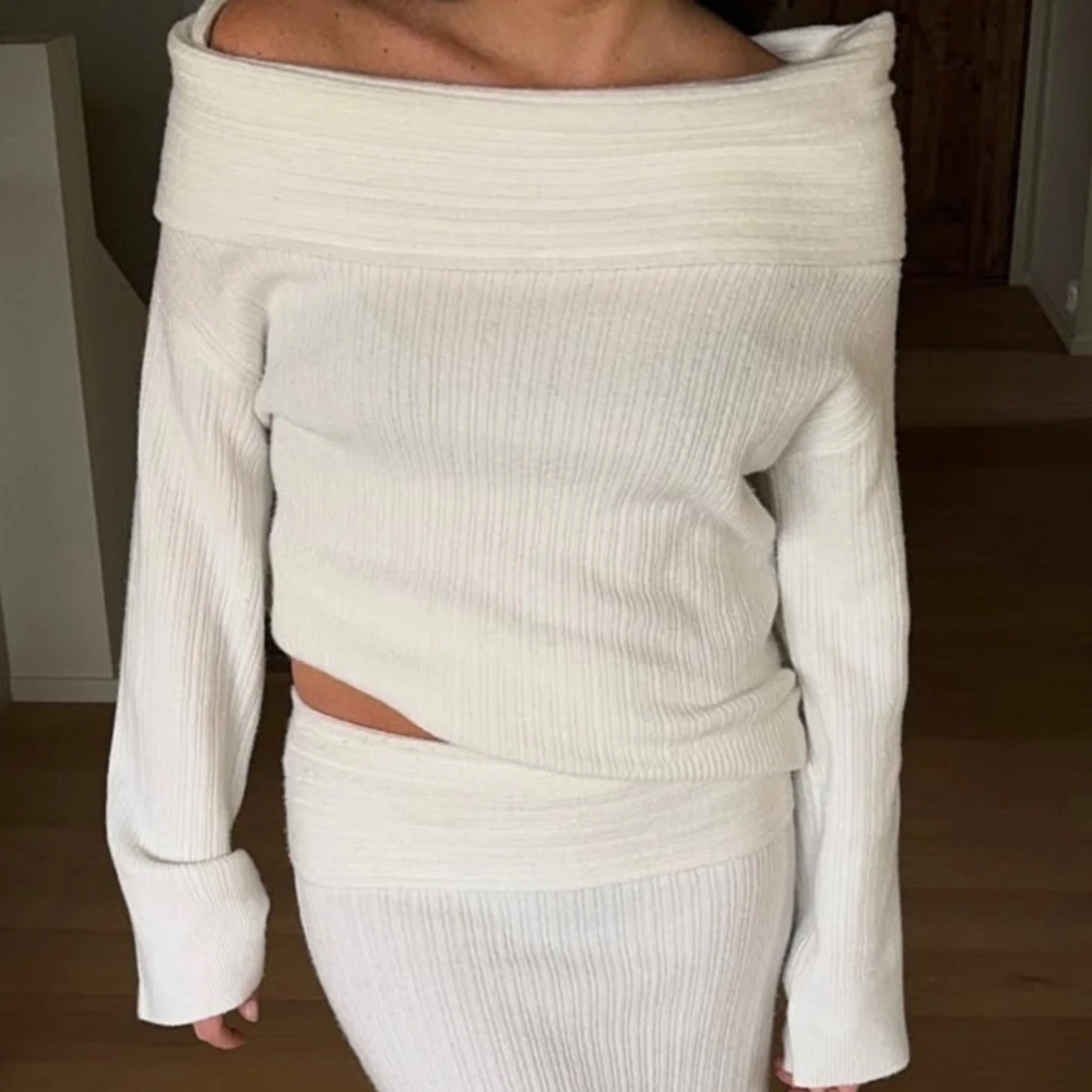 Vit offshoulder stickad tröja