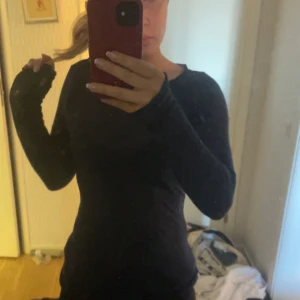 Marinblå Intimissimi tröja - En super fin marinblå Intimissimi tröja, i storlek S. Säljer den då den inte kommer till användning. Har en del hål och defekter där av priset. Köpt för  559kr, kom privat om ni vill ha fler bilder på t.ex hålen eller om ni är intresserade🤍