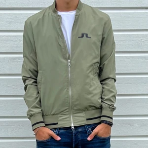 J.Lindeberg windbreaker - Säljer nu en jätte snygg windbreaker från Lindeberg💯 snygg grön färg perfekt till hösten, skick 10/10 inga defekter, priset kan diskuteras🥂