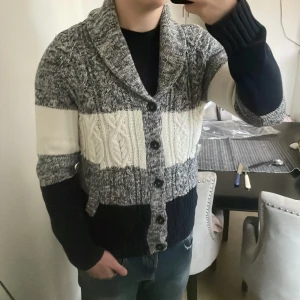 Stickad Tommy hilfiger cardigan - Riktigt fet unik stikad cardigan/kofta från Tommy hilfiger i storlek S. Priset kan diskuteras