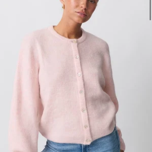 Rosa Kofta gina tricot strl XS - Jätte fin rosa cardigan ifrån gina tricot, använd ett fåtal gånger men nästan i nyskick. Kontakta mig vid frågor! Pris går att diskutera