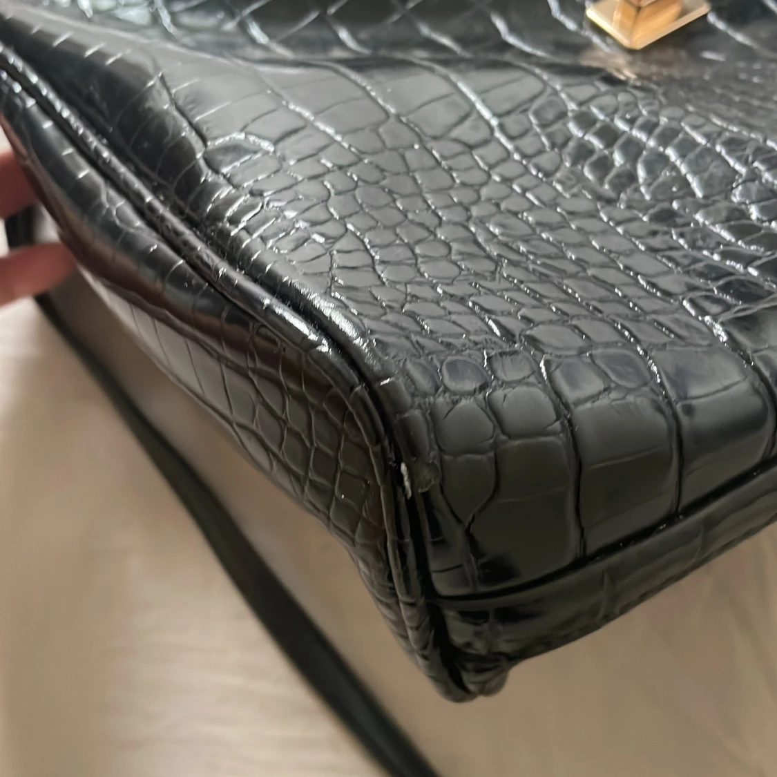 Svart axelväska med krokopräglad yta - 4
