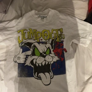 OsamaSon Jump Out EU Tour t-shirt - OsamaSon JumpOut Tour merch köpt i Köpenhamn på konserten säljer då den inte passar mig. Tvättad en gång