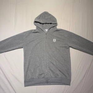 Suvene hoodie - Suvene hoodie i nyskick. Säljer då den inte passade mig. Storlek M.