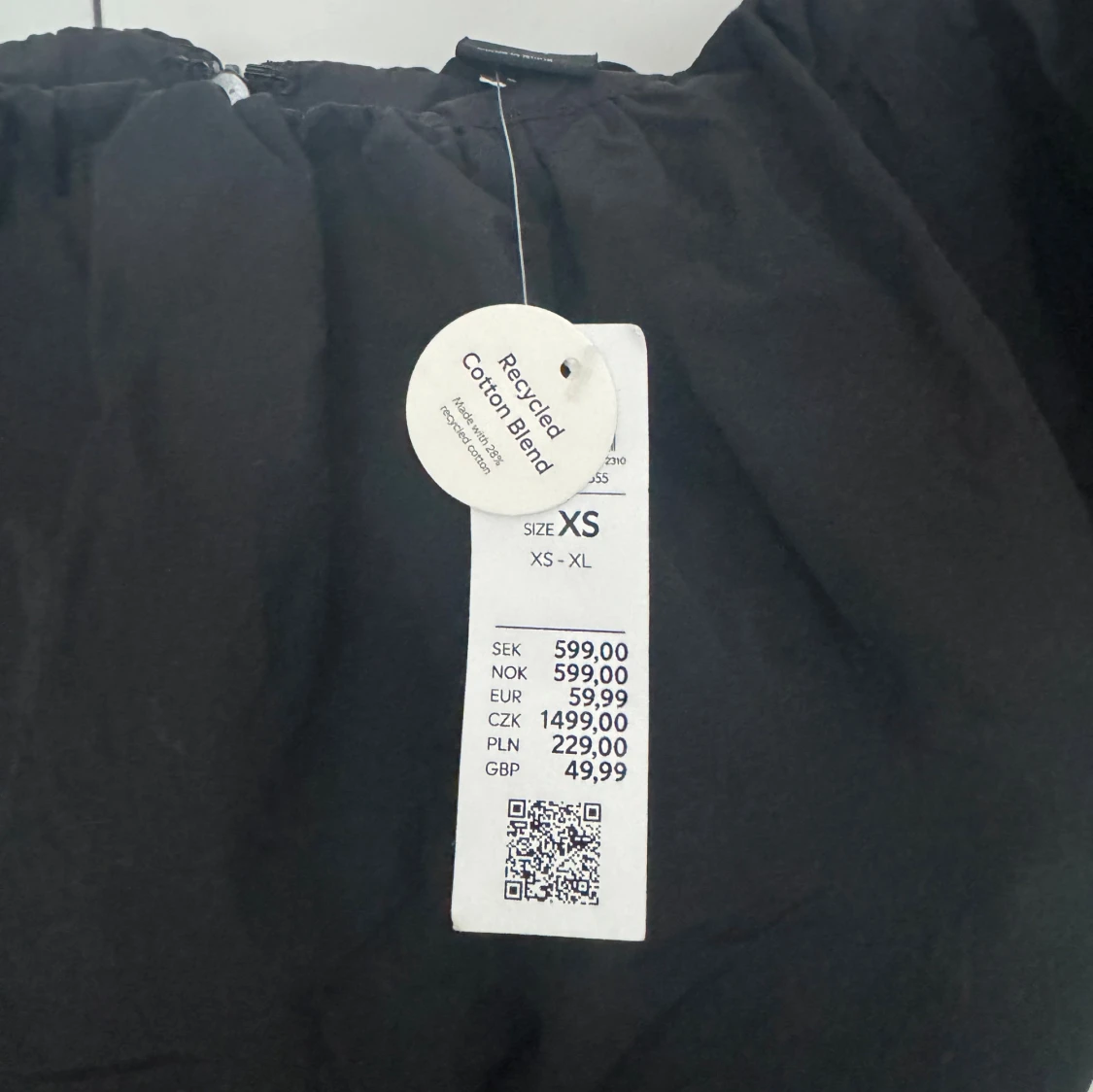 Svart offshoulder kortklänning XS - 1