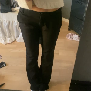 Svarta bootcut kostymbyxor, strl 34 - Kostymbyxor från BikBok i modell Vera TALL. De är lite slitna längst ner men annars bra skick