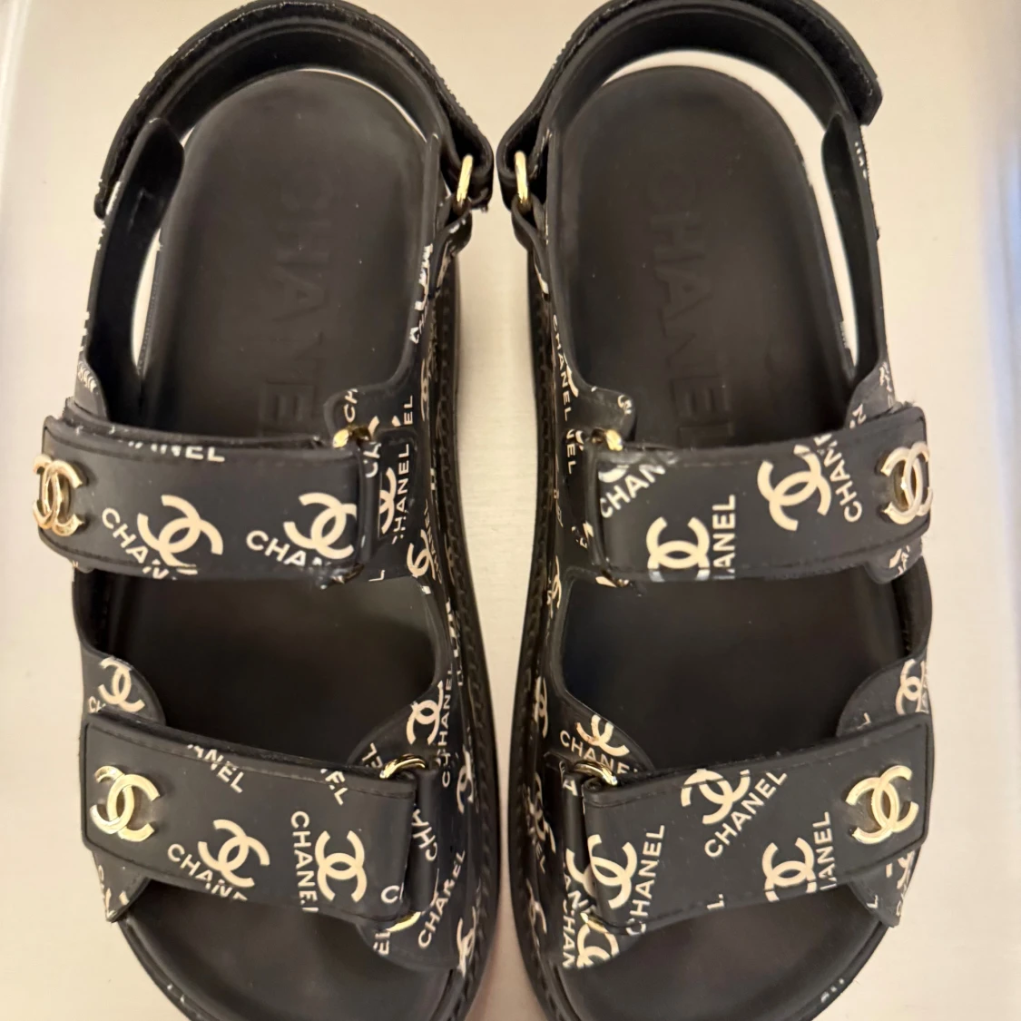 Äkta! Svarta Chanel sandaler med logga  - 2