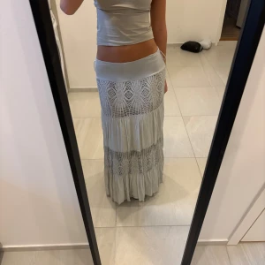 Vit långkjol - Säljer en vacker vit långkjol med fina detaljer! Super luftig! Köpt på en marknad i Frankrike förra året🩷skulle säga att den är lite vit/grå i färgen.  Längd: 88 cm 