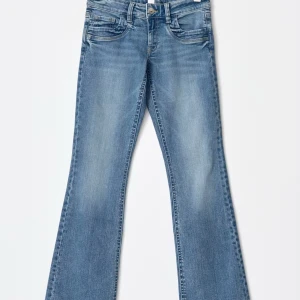 Blå bootcut jeans från Gina -  ljusblå lowwaits bootcut jeans från gina Young med klassisk bootcut-passform. Används inte längre💞