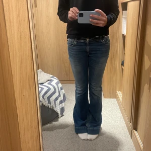 Replay jeans - Så snygga och sköna jeans från replay. Kontakta gärna ifall ni är intresserade. Pris kan diskuteras. Har inte tvättat detta och därför är de lite smutsiga där nere men jag tvättar så klart ifall de säljs! Inga skador alls