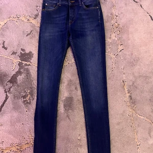 Mörkblå  jeans tiger of Sweden 29/30 - Snygga mörkblå  jeans från tiger of Sweden. Jeansen har en smal passform och normal midija . Perfekta för dig som gillar en stilren och modern look. Jeansen är 10/10 ser helt ny ut och är väldig skön. 
