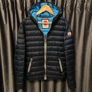 Colmar jacka - tunn dun  - Colmar jacka - navy - skick 9/10, mycket bra skick! - storlek 16y, passar perfekt som storlek S - skit snygg jacka som passar till mycket, väldigt eftertraktad! - hör av er vid frågor🙌