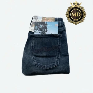 Nudie Jeans - Säljer ett par mörkblå jeans från Nudie Jeans med klassisk femficksdesign och snygga slitningar. Jeansen har orangea sömmar, kopparfärgade nitar och vågig brodyr på bakfickan. Tillverkade i stretchig bomull för en tight passform. Jensen är helt oanvända. Skriv vid frågor eller mer bilder!⚜️