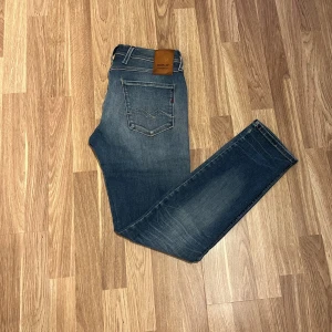 Replay anbass 30/32 - Nu säljer vi ett par riktigt feta Replay anbass hyperflex i storleken 30/32! Skick:10/10! För mer info,bilder eller priser, så är det bara att höra av sig!