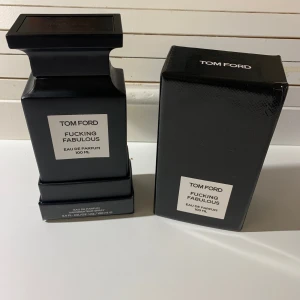 Tom Ford Fucking Fabulous  100ml - Säljer denna doft från Tom Ford. Säljer då inte kommer till användning. Bara att skriva vid frågor eller funderingar. Helt ny!