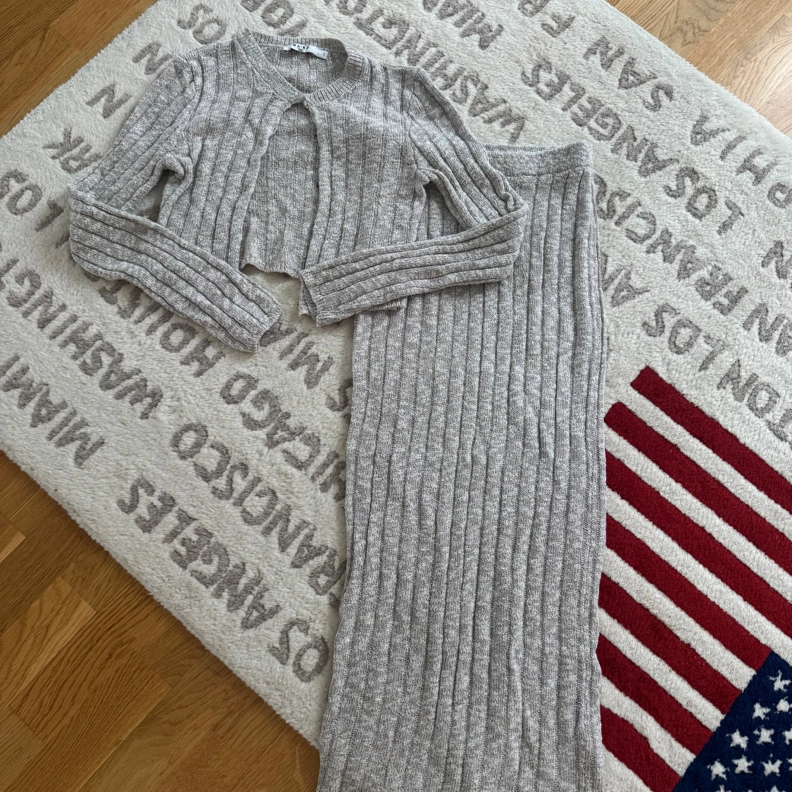 Grå ribbad långkjol från NA-KD