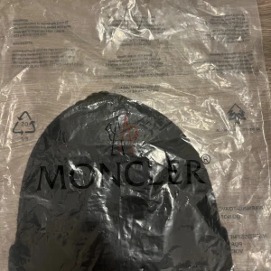 Stilren vintermössa i hög kvalitet - Varm och snygg mössa med klassisk design. Passar perfekt för kalla dagar. Materialet är mjukt och bekvämt, med en logodetalj framtill. Färgen är svart En tidlös modell som passar till alla typer av outfits.