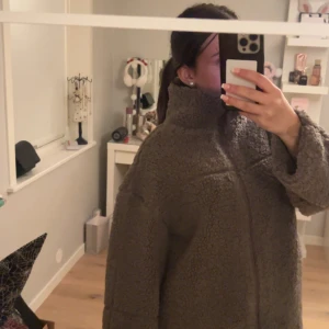 Mysig teddyjacka - Jätte mysig teddyjacka från Gina Tricot, använd 2 gånger.