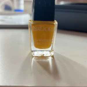 Isadora nagellack  - Ett fint isadora nagellack i färgen 216 seabuckthorn. Färger är gul. Aldrig använd, men öppnad för att kolla färgen bättre 