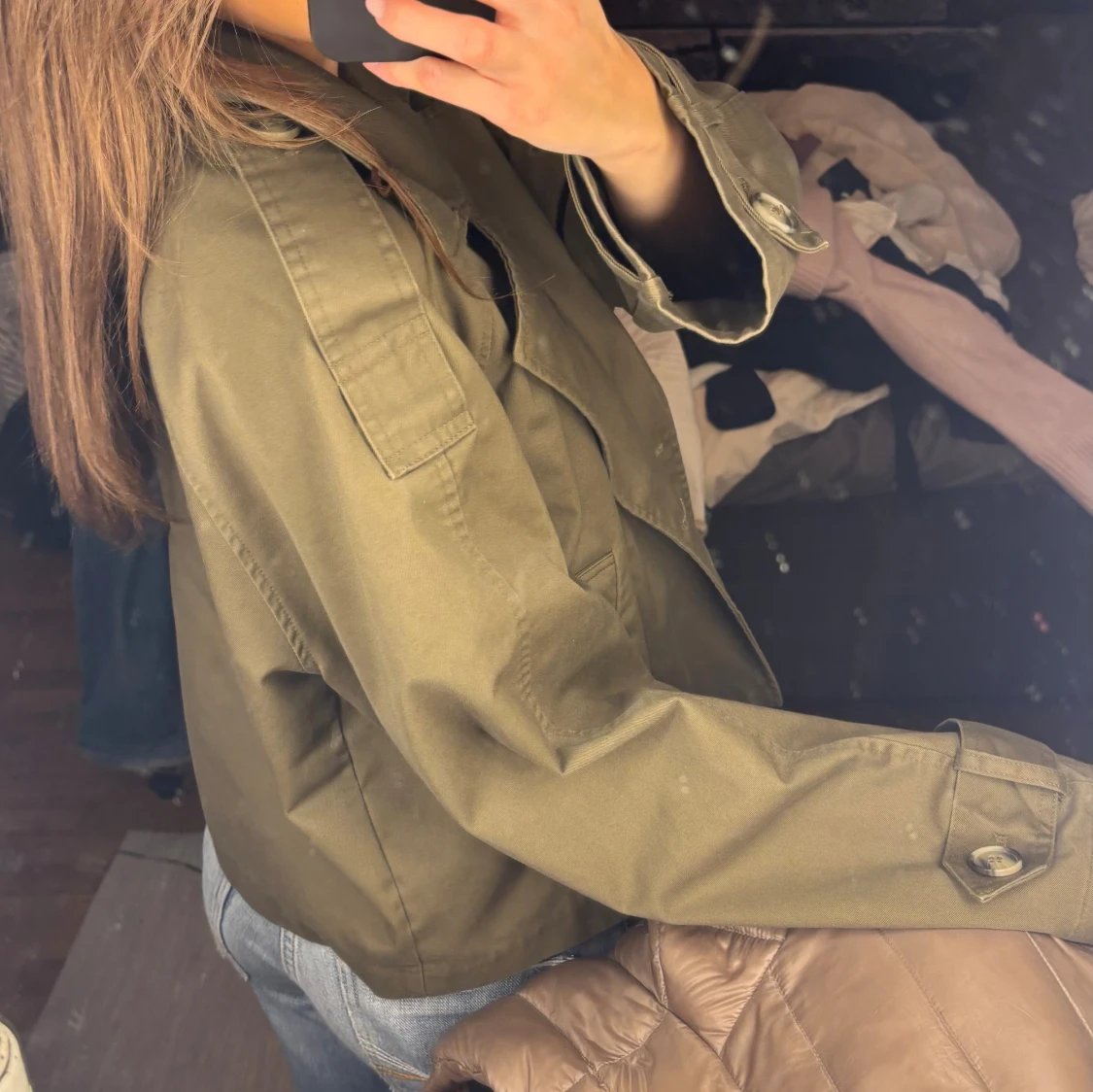 Olivgrön trenchcoat med knappar - 2