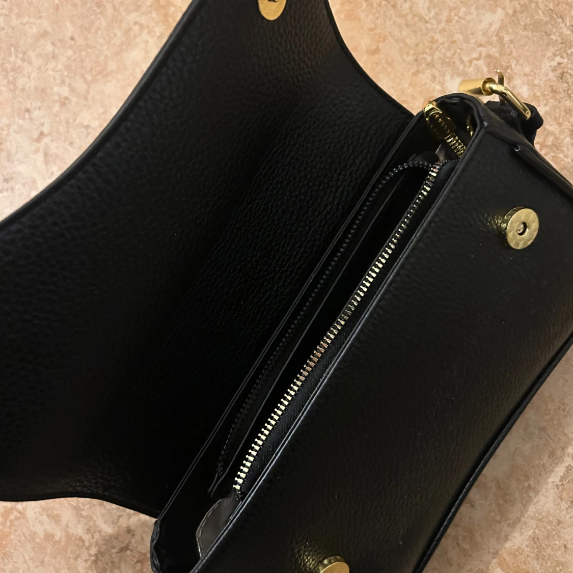 Svart axelväska i skinn med gulddetaljer - 2