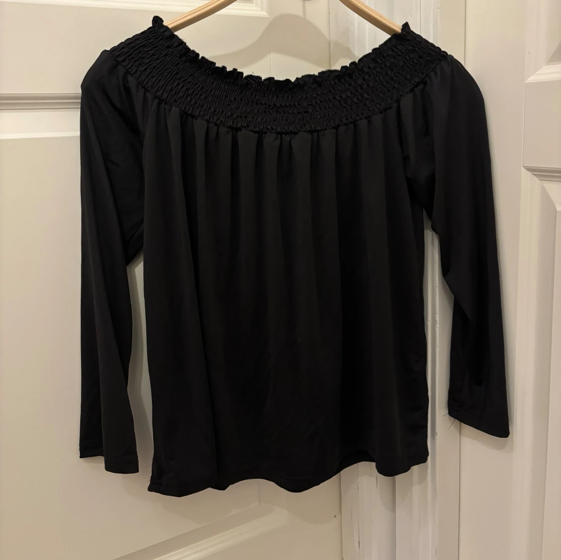 Svart offshoulder blus med smock - 1