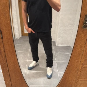 Replay jeans  - Ett par snygga byxor från Replay i storlek W32 L32 i modellen Anbbas 