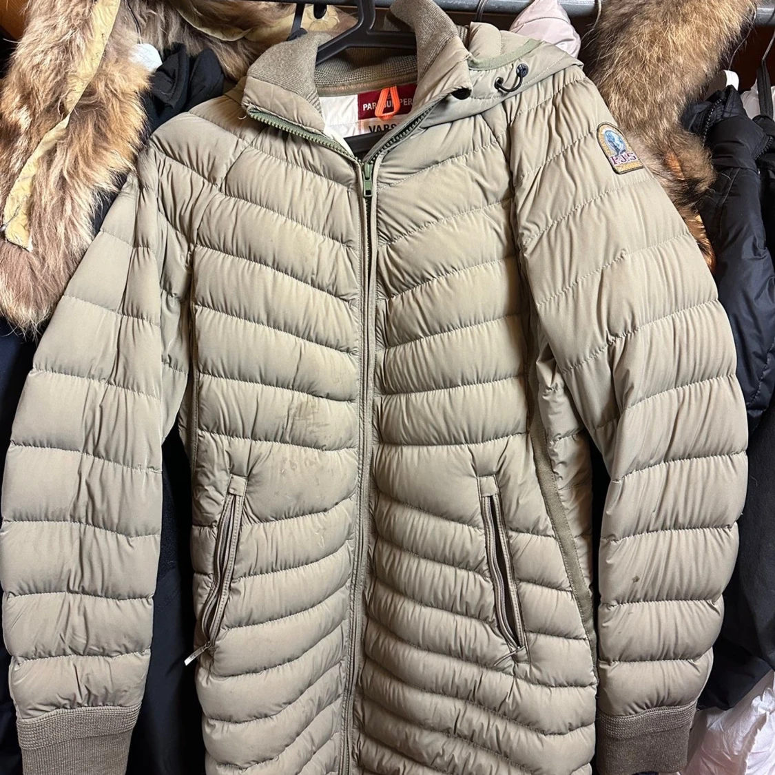 Olivgrön dunjacka med huva från Parajumpers