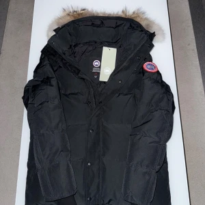 Canada Goose jacka - Klassisk Goose jacka med tåligt material skriv vid intresse och för mer bilder och alltid billigare bör man träffas i stockholm