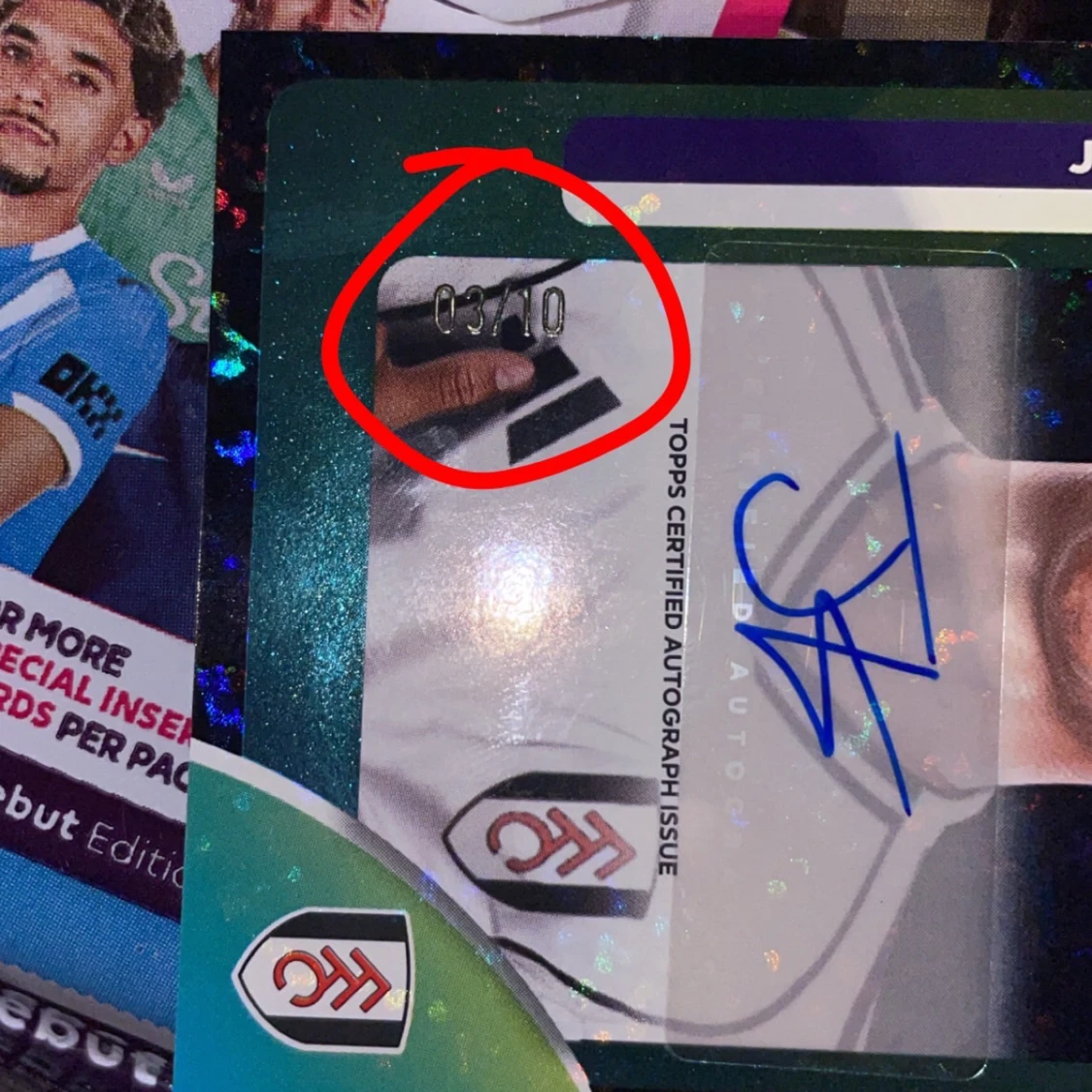 (Topps fotbollskort SIGNERAT autograf 03/10 ) Base Players Autograph Variation Card - Topps Premier League 2025/26 - 1