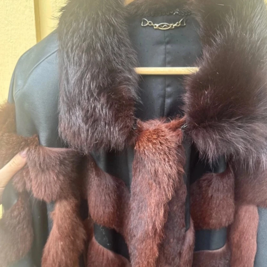 Svart och brun pälsjacka med skinn - 1