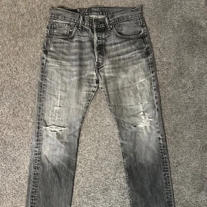 Ljusgråa 501or  - Tja säljer nu ett par riktigt snygga Levis 501or i storlek W31 men dom sitter mer som typ 28/29 för endast 599kr! Pris är ej hugget i sten, hör av er i dm vid funderingar 🙌