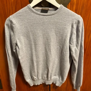 Grå merinoull tröja från Stenströms - Säljer nu denna ljusgråa merinoulls tröja från märket stenströms | inga defekter | storleken på tröjan är S men den passar som XS | vid frågor kom privat // Levi 🤩