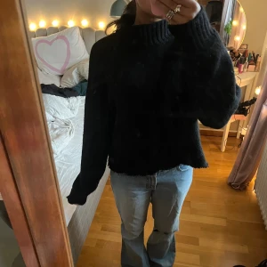 Svart stickad polotröja - Mysig svart stickad polotröja med ribbad hög krage och långa ärmar. Tröjan är från NAKD och är i storlek S❣️