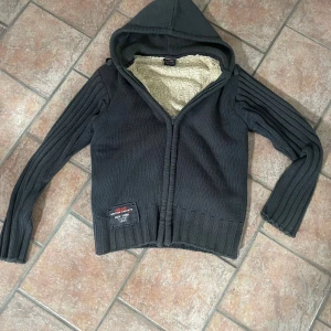 Fodrad Cardigan från British Knights - Svart stickad cardigan från British Knights med fodrad insida, storleken S/ liten M